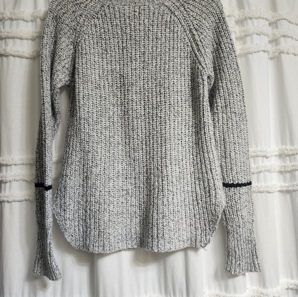 Like new, sweater ✨️ Size small - Picture 11 of 11